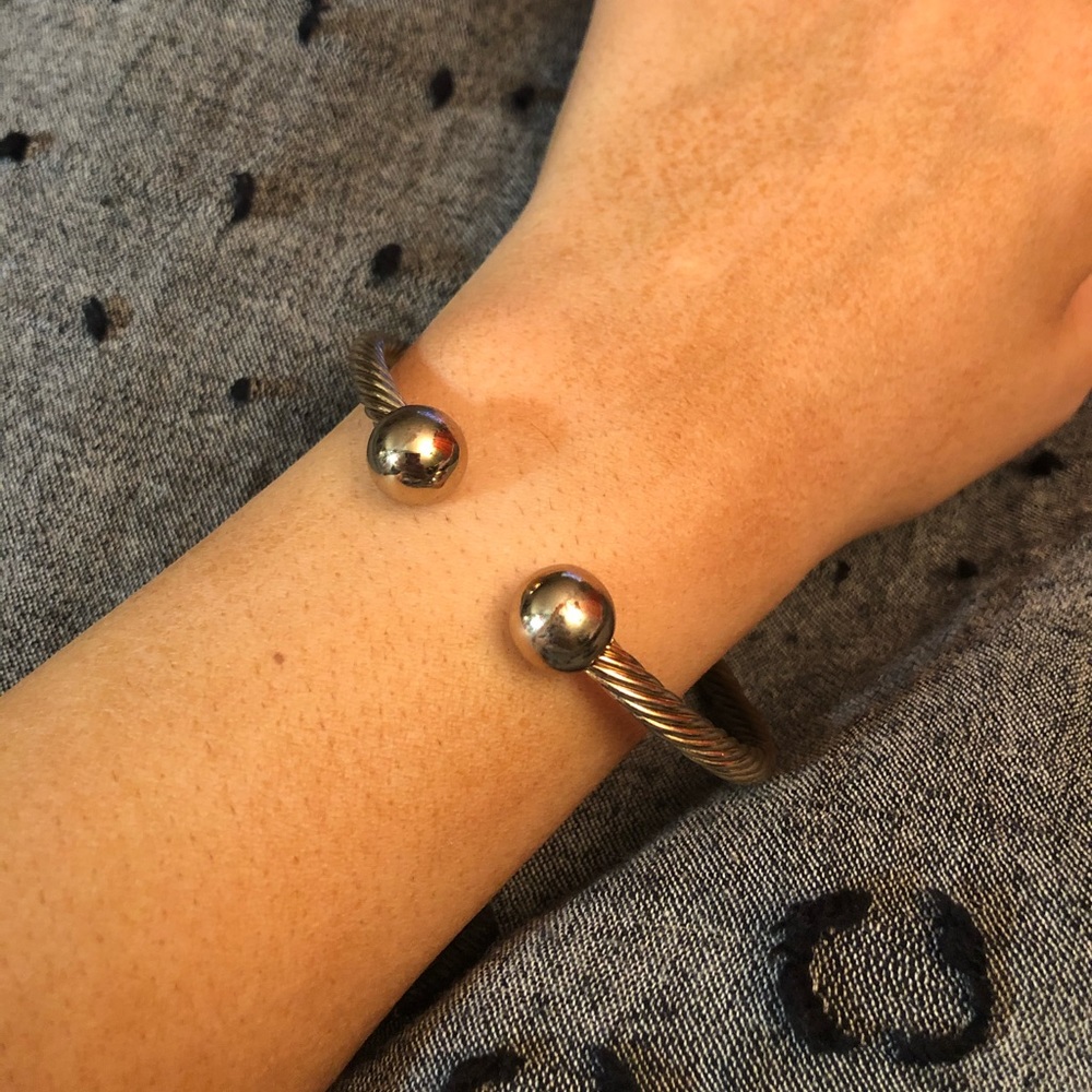 Gold tone bracelet